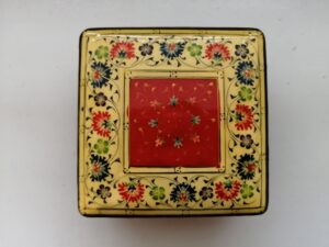 Small decorated lacquer box